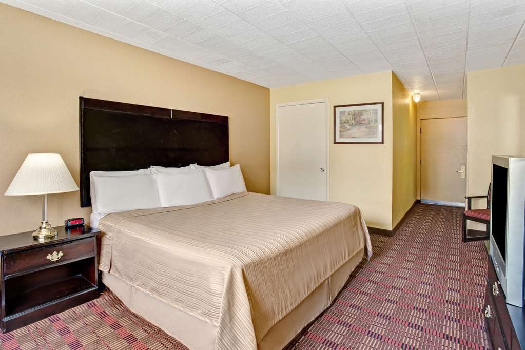 Howard Johnson By Wyndham Pikesville Room photo